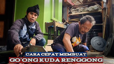 Kita sering melihat berbagai kesenian tradisional di indonesia yang berpadu dengan alat musik gamelan di berbagai acara terutama di daerah pulau jawa. Alat musik tradisional - YouTube