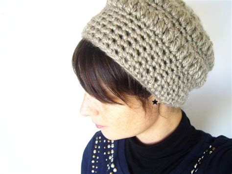 Il part du haut en descendant et comprends 4 variations, en faisant un chapeau d'été ou hiver. La Mercerie du Faubourg aime ce tuto de bonnet au crochet ...