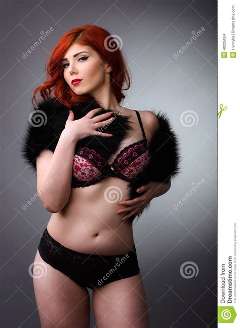 Femme Rousse Sensuelle Posant Dans La Lingerie Noire Photo Stock