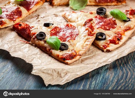 Tranches De Pizza Pepperoni Aux Olives Image Libre De Droit Par Fotek