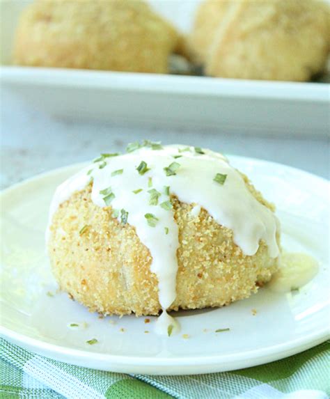 For chicken pillows, a creamy chicken filling is surrounded by a pillow of flaky crescent roll dough. Creamy Chicken Pillows | RecipeLion.com