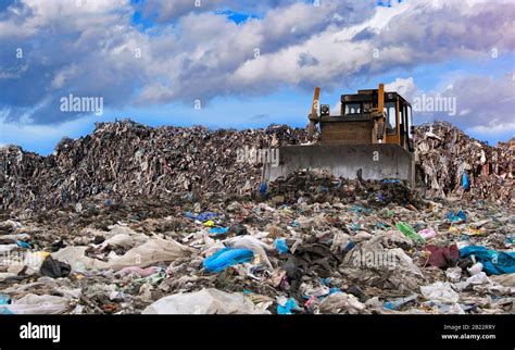 Garbage Truck Landfill Hi Res Stock Photography And Images Alamy