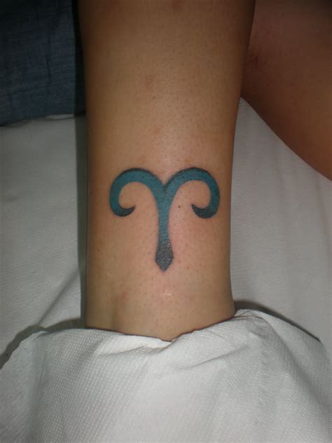 aries tattoo symbol-tatuaje del simbolo de aries
