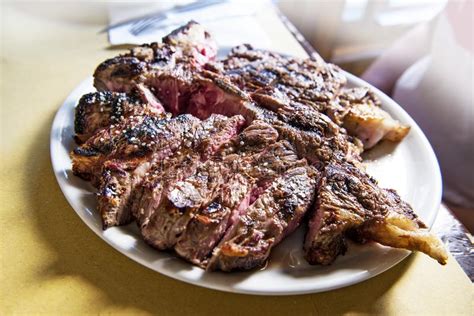 Ein großartiges rezept nicht nur für grill and smoker. Fiorentina T-bone Steak Cut On Rectangular Wooden Chopping ...