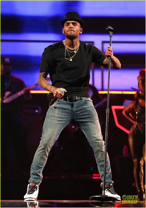 Chris Brown Flashy Dance Moves At Iheartradio Music Festival Photo 2956626 Chris Brown