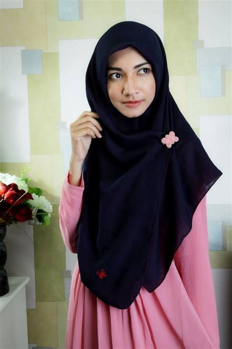 Nah, tutorial hijab segi empat terbaru simple tapi modis berikut ini sangat pas kamu kenakan untuk menghadiri acara formal atau pergi ke kantor. Model Terbaik Hijab Rabbani Segi Empat Modern paling baru ...