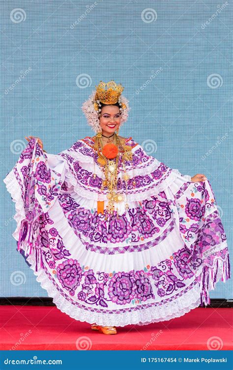 niña panameña vestida de pollera en las tablas panama imagen de archivo editorial imagen de