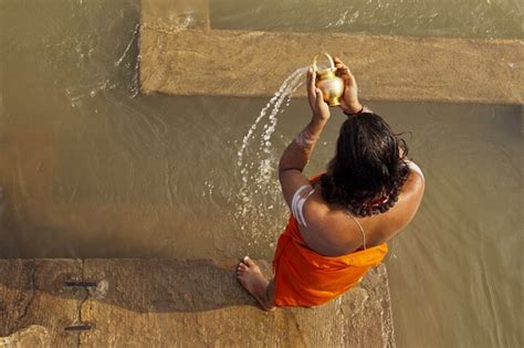ガンジス川は汚い？沐浴が見どころ！なぜヒンドゥー教の聖地なの？ インド どこいく｜国内・海外旅行のおすすめ情報メディア