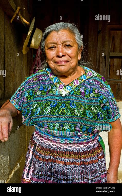 Mujer indigena guatemala fotografías e imágenes de alta resolución Página Alamy