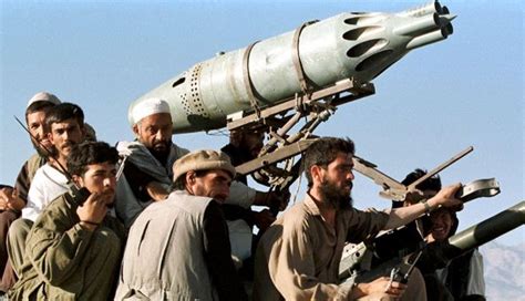 Sono stati rilasciati centinaia di prigionieri talebani nel terzo e ultimo giorno della tregua in afghanistan: Talebani nel caos, chi è il nuovo leader?