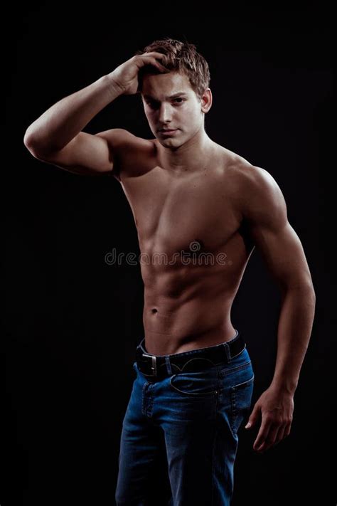 Jeune Homme Nu Sexy De Muscle Posant Dans Des Jeans Photo Stock Image