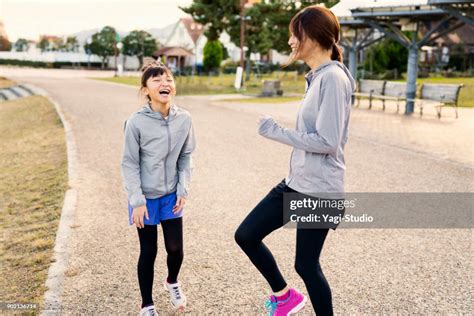 Mère Et Fille Jogging À Lextérieur En Vacances Dhiver Photo Getty Images