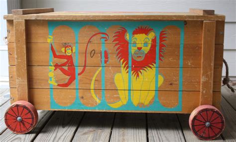 Reduced Retro Vintage Zoo Animals Wooden Toy Chest Trunk Wagon