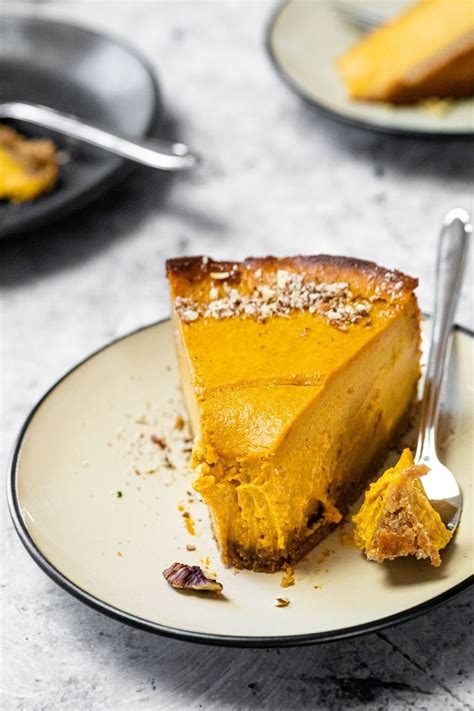 Nothing says thanksgiving feast like the dessert table deviously tempting you with pie and pumpkin flavored goodness and everything that couldn't possibly be healthy for you. Creamy Vegan Pumpkin Cheesecake (oil free, sugar free) | Vegan pumpkin cheesecake recipe ...