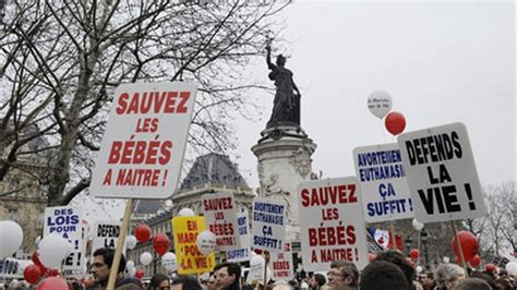 Plusieurs Centaines De Personnes Opposées à Lavortement Ont Défilé Dimanche à Paris