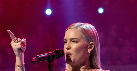 Anne Marie On Stage Marshmello Anne Marie Perform Friends On Jimmy