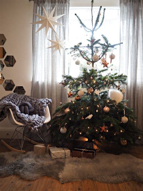 While ornate decoration does not really fit well with scandinavian style, simple geometric patterns and lovely wall murals work brilliantly. Scandinavian Christmas | Christmas decorations for the ...