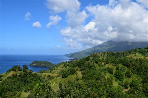 It consists of the island of saint vincent and the northern grenadine islands, which stretch southward toward grenada. Saint Vincent og Grenadinene - Wikiwand