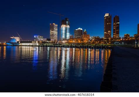 City Milwaukee Wisconsin Night Lakefront Lights Stock Photo 407618314