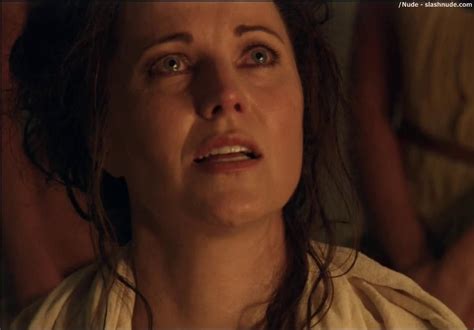 Lucy Lawless Naked To Show Her Breasts On Spartacus Vengeance Photo