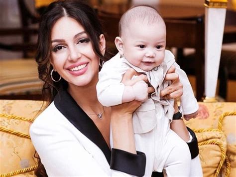 Bayi lelaki oksana pun diberi nama tengku ismail leon petra bin tengku muhammad v faris petra. Rihana Oksana Dedah Wajah Tengku Ismail Leon - MYNEWSHUB
