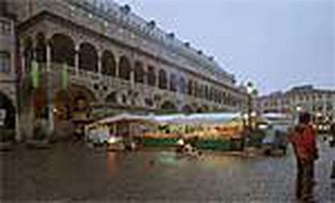 Mercado En Piazza Della Erbe Plaza De Las Verduras En El Coraz N Antiguo De Padua Con Las