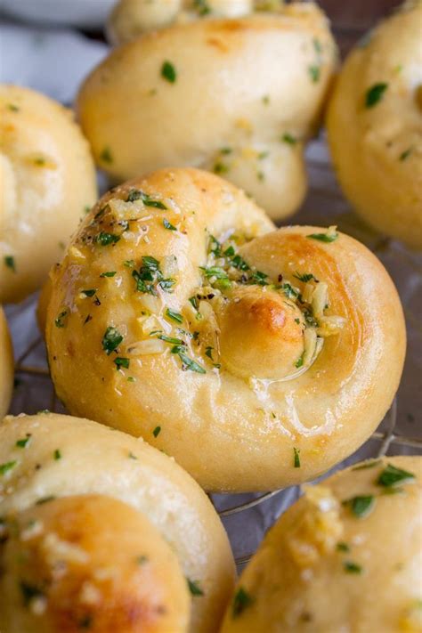 These Garlic Knots Are The Perfect Rolls For Your Thanksgiving Table