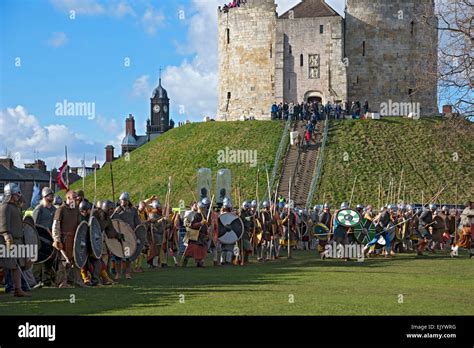 Vikings Et Anglo Saxons Bataille Au Festival Viking Jorvik Cliffords