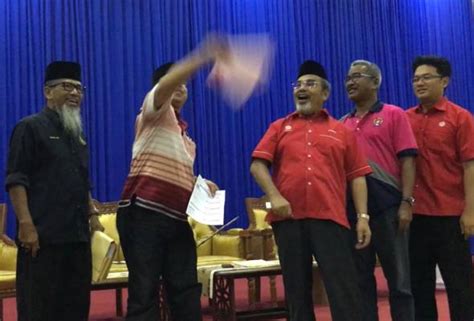 Following allegations that kuok was harbouring an agenda seeking to replace the present government with one led by dap, pasir salak lawmaker datuk seri tajuddin abdul rahman said it was unbecoming for a man to forget the hands that fed him. Borang PPBM dilempar, Tajuddin sambut 281 ahli sertai UMNO ...