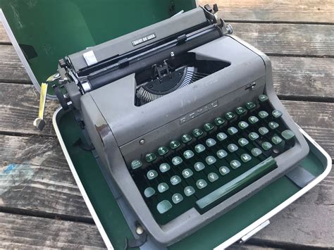 Vintage Royal Portable Typewriter In Original Carrying Case 7035 Ppm