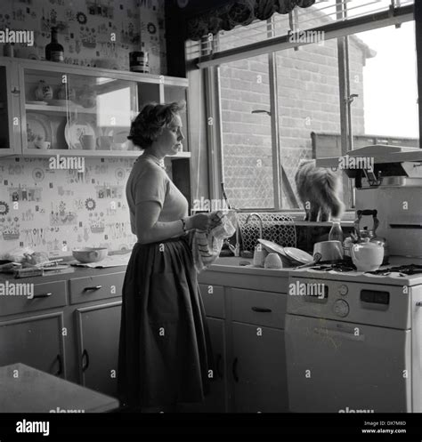 Haushalt Hausfrau 1950er Fotos Und Bildmaterial In Hoher Auflösung Alamy