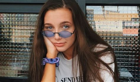 Uta Signs 17 Year Old Youtube Phenom Emma Chamberlain Exclusive Tubefilter