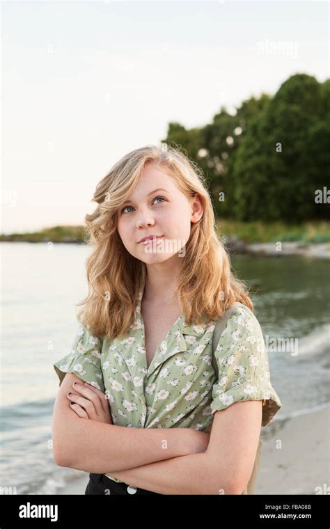 Schweden Blekinge Hallevik Porträt von Teenager Mädchen stehen am Strand Stockfoto