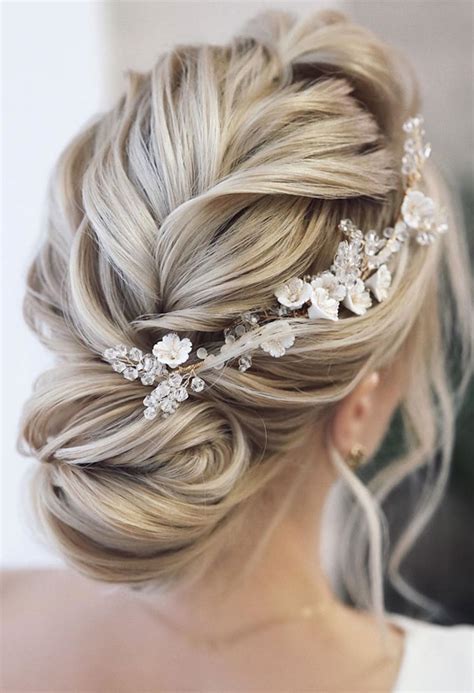 Chic Updo Hairstyles For Modern Classic Looks Elegant Beige Blonde