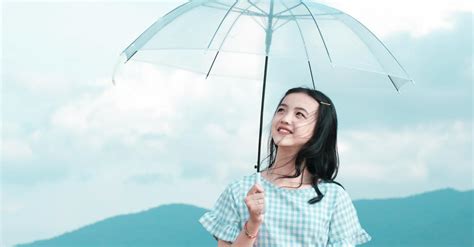 傘を持っている女性：無料の写真素材