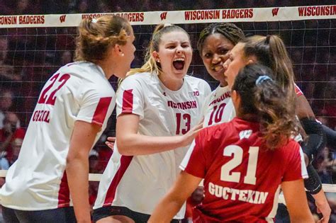 Wisconsin Volleyball Badgers Dominate Top Ranked Huskers In 3 0 Sweep At Field House Buckys