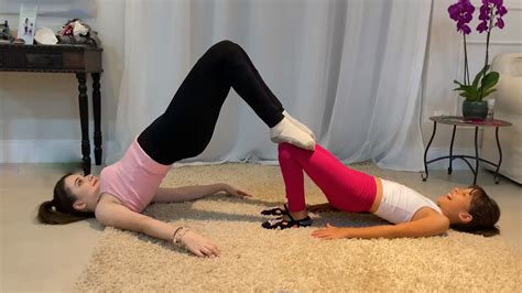 Top Poses Da Yoga Em Dupla As Primas Lulu E Julia Silva Youtube