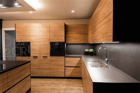 Sombra de cedro, akzo nobel 2015. Cocina Negra 🖤 y madera con isla moderna en 2020 | Cocinas ...