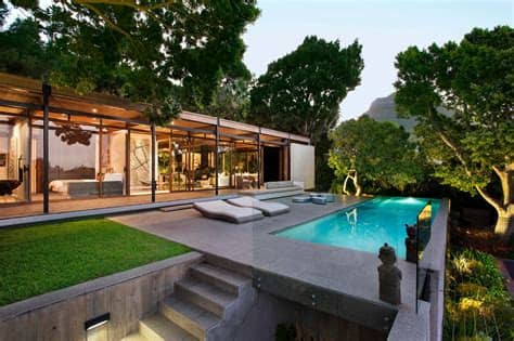 Disfrute de un alojamiento rural en contacto directo con la naturaleza. Diseño de moderna casa de montaña con impresionante vista ...