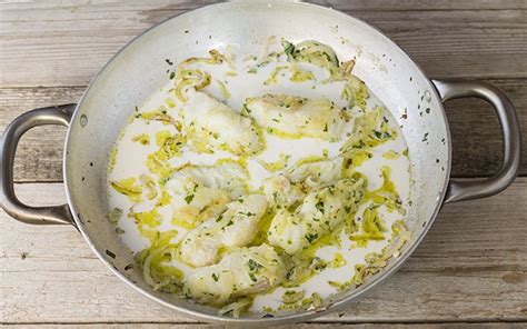 È un tipo di cottura come cucinare il merluzzo: Ricetta Merluzzo con cipolle | Agrodolce