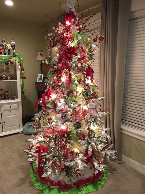 From gold decorations to tasteful centerpieces, it'll be an unforgettable holiday dinner. Pin on Christmas Decorations