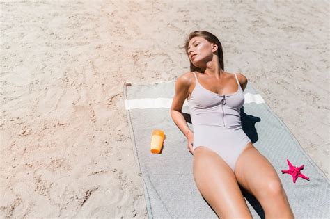 Mujer Disfrutando Del Sol En La Playa Foto Gratis