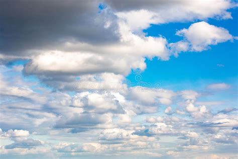 Cielo Azul Hermoso Con El Fondo De Las Nubes Se Nubla El Cielo Azul