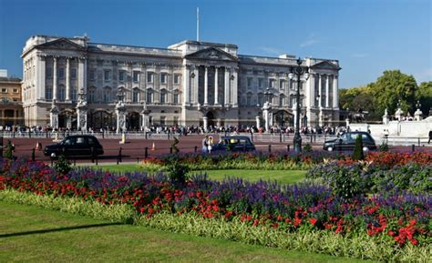 Buckingham palace is the queen's official london residence. PFTW: United Kingdom