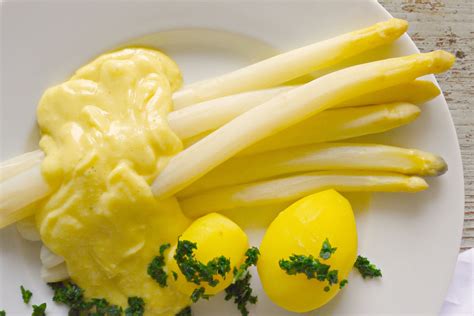 It is usually seasoned with salt, and either white pepper or cayenne pepper. Spargel mit Sauce Hollandaise vegan und Petersilienkartoffeln
