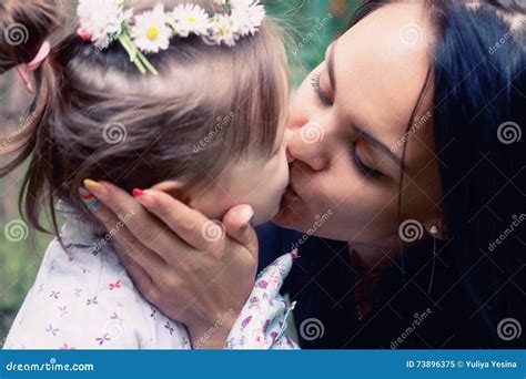 Mutter Küssen Ihre Tochter Stockbild Bild Von Mutterschaft 73896375