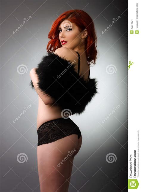 Femme Rousse Sexy Dans La Lingerie Noire Photo Stock Image Du Pattes