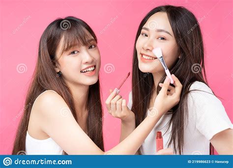 Deux Belles Jeunes Filles Asiatiques Se Maquillent Image Stock Image