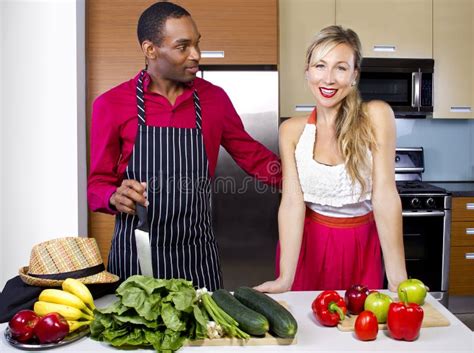 Novio Cocinando Ensalada Y Cortando Tomates En La Cocina Imagen De