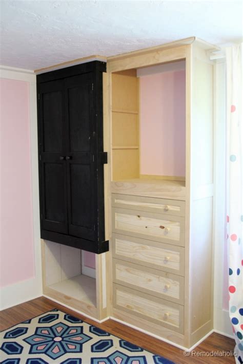 Follow this a to z tutorial and discover how easy it can be. Remodelaholic | Built-in Closet Hack